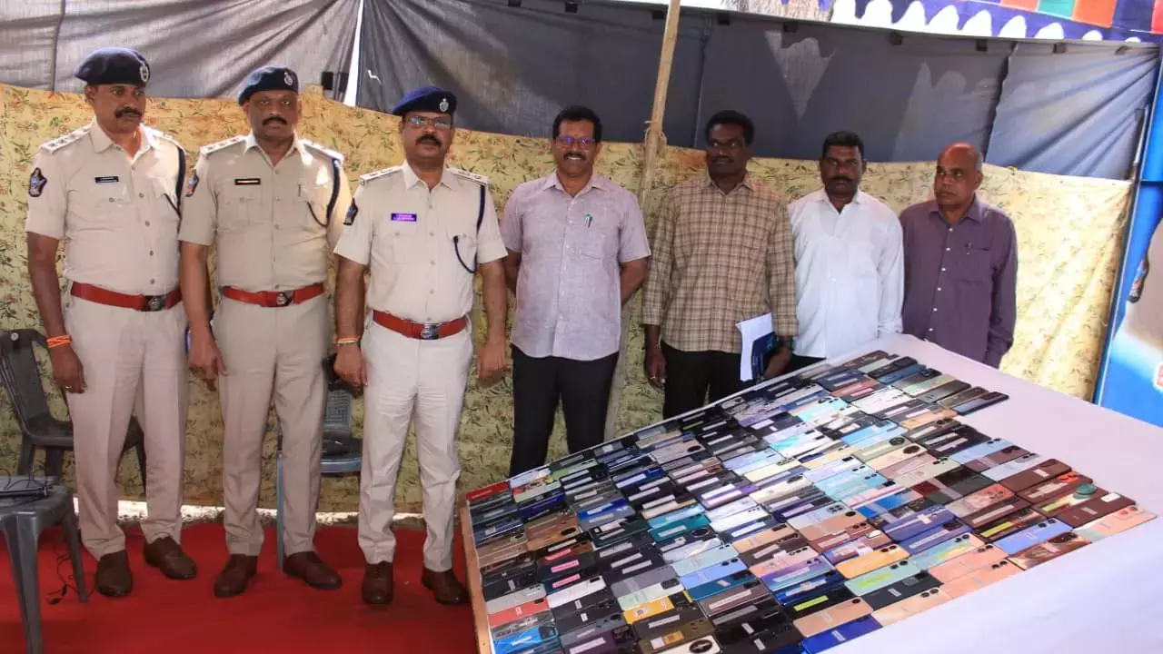 बापटला police ने बरामद 237 मोबाइल फोन मालिकों को लौटा दिए
