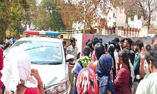 Venkepalli युगल बालाजी नायक और रजिता दो बच्चों के साथ