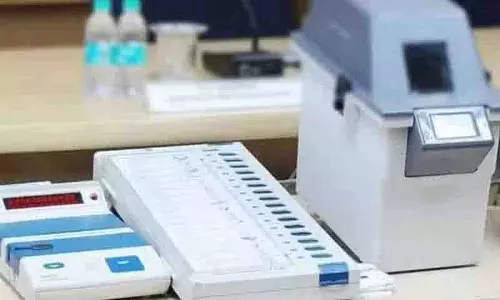 सोलापुर के एक भोजनालय के पास 2 EVM मिले, चुनाव आयोग ने उन्हें रिज़र्व डिवाइस बताया