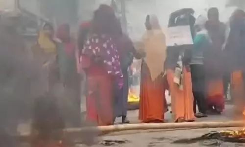 Darbhanga में नाबालिग से बलात्कार और हत्या के मामले में जनता ने आरोपियों को सौंपने की मांग की Darbhanga में नाबालिग से बलात्कार और हत्या के मामले में जनता ने आरोपियों को सौंपने की मांग की