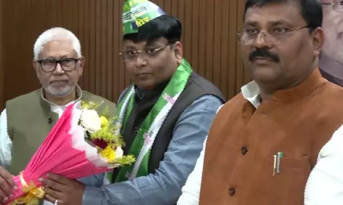 CPI के पूर्व नेता पुष्कर आनंद जेडीयू में शामिल हुए, नीतीश कुमार के सुधारों की सराहना की