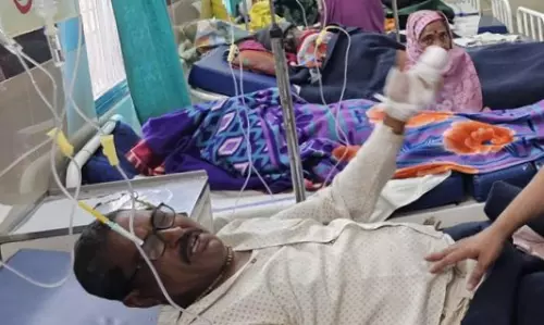 मिट्टी तेल से कलेक्ट्रेट में सुसाइड की कोशिश, सामाजिक बहिष्कार से परेशान है ग्रामीण मिट्टी तेल से कलेक्ट्रेट में सुसाइड की कोशिश, सामाजिक बहिष्कार से परेशान है ग्रामीण