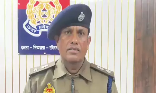 Hathras में कार दुर्घटना में 3 वर्षीय बच्चे की मौत, परिवार ने न्याय की मांग की Hathras में कार दुर्घटना में 3 वर्षीय बच्चे की मौत, परिवार ने न्याय की मांग की