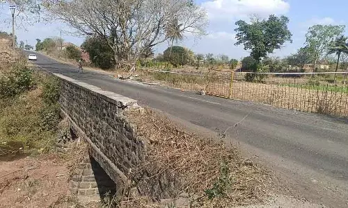 Chikkodi : सड़कें गड्ढों से भरी हैं, पुल जर्जर है