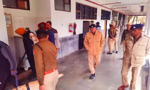 Panchkula: पंचकूला कोर्ट पर बम धमकी, सुरक्षा बढ़ाई गई Panchkula: पंचकूला कोर्ट पर बम धमकी, सुरक्षा बढ़ाई गई