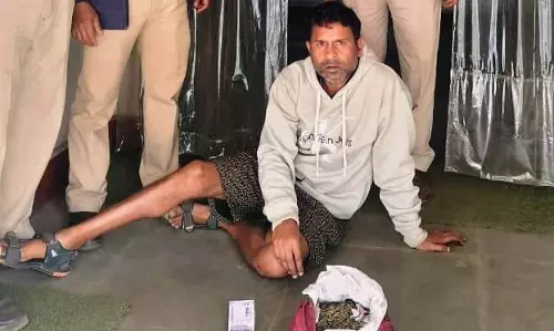 बाजार चौक में गांजा बेचने ग्राहक तलाश रहा आरोपी गिरफ्तार, पुलिस रेड में दबोचा गया बाजार चौक में गांजा बेचने ग्राहक तलाश रहा आरोपी गिरफ्तार, पुलिस रेड में दबोचा गया
