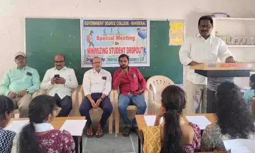 Dr. Belli Yadayya ने ग्रामीण गरीब और मध्यम वर्ग के छात्रों से डिग्री पूरी करने का आग्रह किया