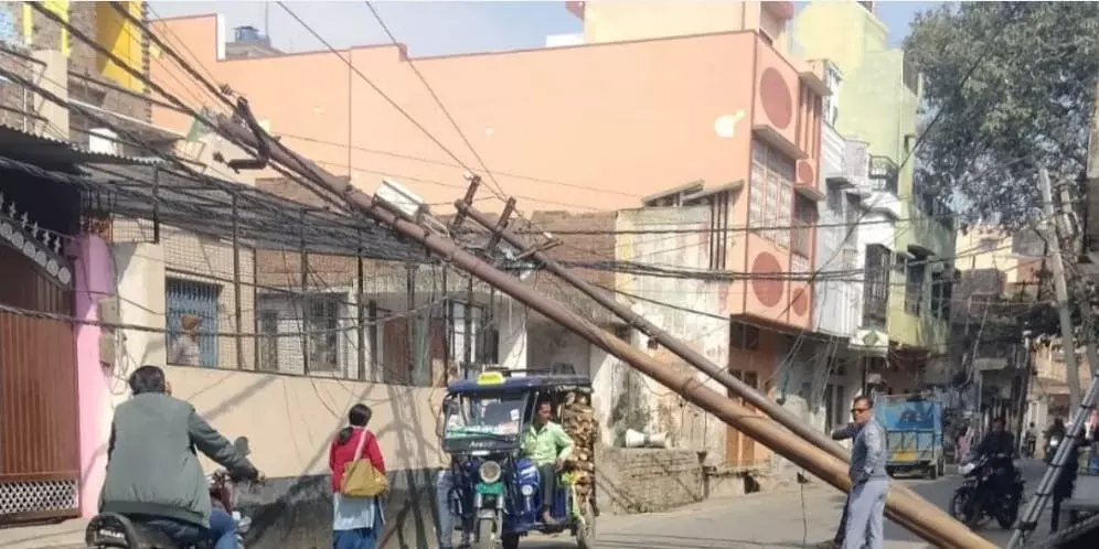 Farrukhabad: बिजली के खंभे गिरने से मची भगदड़, बाल-बाल बचा हादसा Farrukhabad: बिजली के खंभे गिरने से मची भगदड़, बाल-बाल बचा हादसा