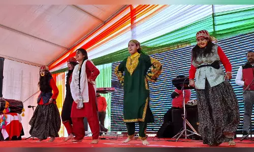 बर्फ, गीत और संस्कृति: शीतकालीन महोत्सव के लिए Jammu-कश्मीर के सार्थल में हजारों लोग उमड़े