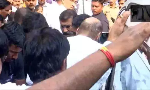 NCP प्रमुख शरद पवार को सांस लेने में दिक्कत के चलते अस्पताल में भर्ती कराया गया NCP प्रमुख शरद पवार को सांस लेने में दिक्कत के चलते अस्पताल में भर्ती कराया गया