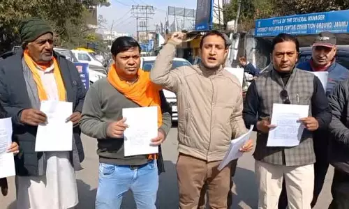 Jammu के कलाकारों ने भेदभाव के खिलाफ विरोध प्रदर्शन किया Jammu के कलाकारों ने भेदभाव के खिलाफ विरोध प्रदर्शन किया