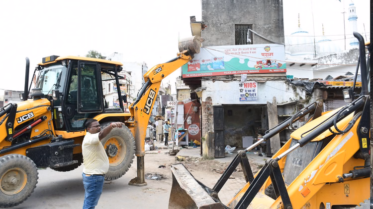 Varanasi: काशी में बुलडोजर के विरोध में आगजनी, मोहलत न मिलने पर कार्रवाई Varanasi: काशी में बुलडोजर के विरोध में आगजनी, मोहलत न मिलने पर कार्रवाई