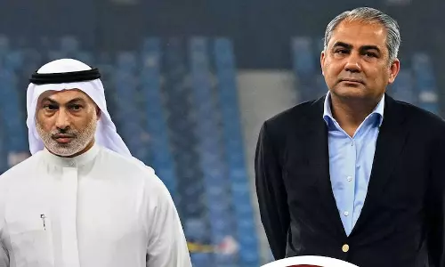 Dubai: PCB पर UAE की तंज, T20 वर्ल्ड कप में हलचल Dubai: PCB पर UAE की तंज, T20 वर्ल्ड कप में हलचल