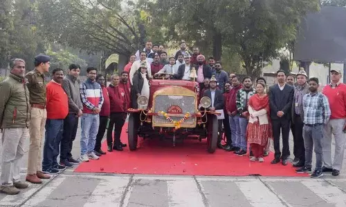 Hyderabad का 111 साल पुराना मशहूर जॉन मॉरिस फायर इंजन विंटेज कार रैली में जीता Hyderabad का 111 साल पुराना मशहूर जॉन मॉरिस फायर इंजन विंटेज कार रैली में जीता