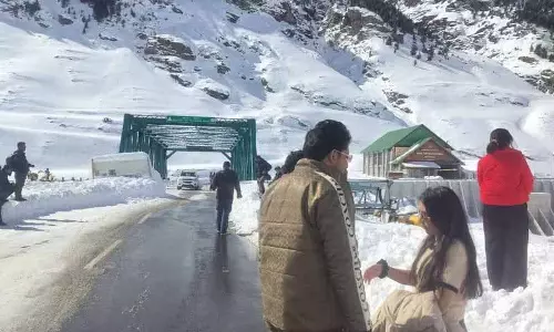 अटल टनल फिर से खुली, पर्यटक Lahaul के बर्फीले नजारों का लुत्फ उठाने पहुंचे