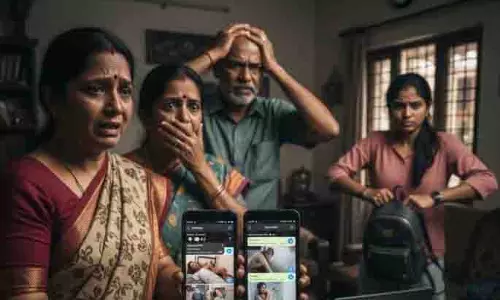लड़की ने Boyfriend के कहने पर मां और मौसी की आपत्तिजनक तस्वीरें लीं लड़की ने Boyfriend के कहने पर मां और मौसी की आपत्तिजनक तस्वीरें लीं