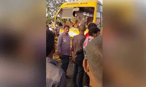 Warangal में ट्रैक्टर और स्कूल बस की टक्कर में नाबालिग समेत दो लोगों की मौत Warangal में ट्रैक्टर और स्कूल बस की टक्कर में नाबालिग समेत दो लोगों की मौत