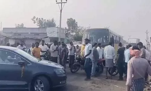 Khammam में किसानों ने सिंचाई के पानी के लिए रास्ता रोका