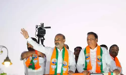 Bandi Sanjay का आरोप: करीमनगर चुनाव में कांग्रेस-MIM का बीजेपी विरोधी समझौता Bandi Sanjay का आरोप: करीमनगर चुनाव में कांग्रेस-MIM का बीजेपी विरोधी समझौता