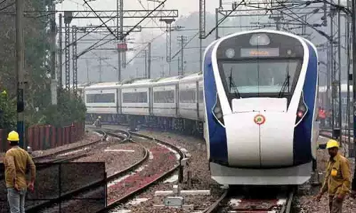 UP के शाहजहांपुर में वंदे भारत एक्सप्रेस से 16 साल के लड़के की मौत हो गई