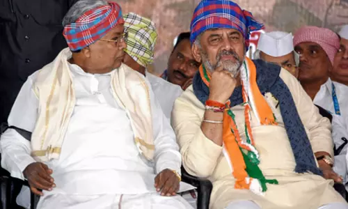 कर्नाटक कांग्रेस संकट गहराया, शिवकुमार को मुख्यमंत्री बनाने की फिर उठी मांग कर्नाटक कांग्रेस संकट गहराया, शिवकुमार को मुख्यमंत्री बनाने की फिर उठी मांग