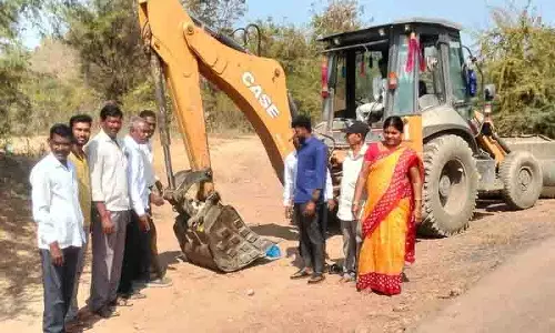 श्रद्धालुओं की सुविधा के लिए सड़क के दोनों ओर जंगली पौधों को हटाया गया