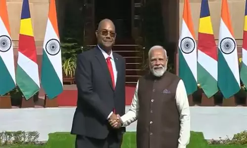 PM नरेंद्र मोदी ने सेशेल्स के राष्ट्रपति पैट्रिक हर्मिनी से मुलाकात की PM नरेंद्र मोदी ने सेशेल्स के राष्ट्रपति पैट्रिक हर्मिनी से मुलाकात की
