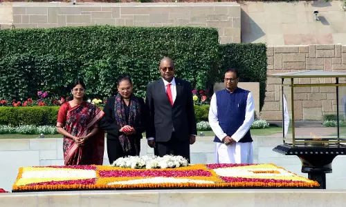 सेशेल्स के राष्ट्रपति पैट्रिक हर्मिनी ने Rajghat पर श्रद्धांजलि अर्पित की सेशेल्स के राष्ट्रपति पैट्रिक हर्मिनी ने Rajghat पर श्रद्धांजलि अर्पित की