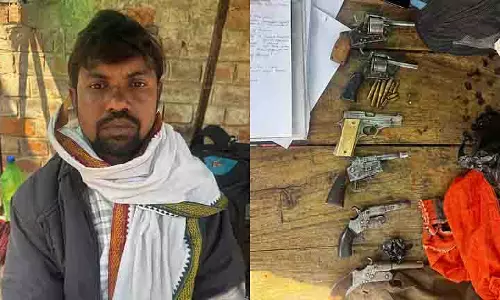 Kolkata में गया से लाए गए हथियार ज़ब्त; कस्बा में कुख्यात डीलर गिरफ्तार Kolkata में गया से लाए गए हथियार ज़ब्त; कस्बा में कुख्यात डीलर गिरफ्तार