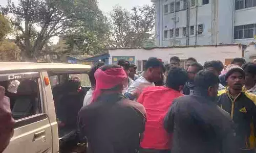 Kharagpur में पिकअप वैन का टायर फटा, 1 की मौत, 10 घायल