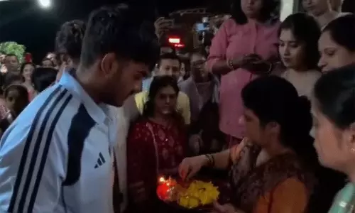 T20 WC 2026 की जीत के बाद आयुष म्हात्रे, उधव मोहन का घर पर जोरदार स्वागत हुआ T20 WC 2026 की जीत के बाद आयुष म्हात्रे, उधव मोहन का घर पर जोरदार स्वागत हुआ