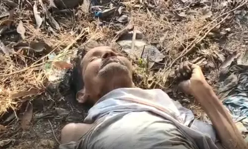 खंडहर में मिली बुजुर्ग की डेड बॉडी, अब तक पहचान नहीं
