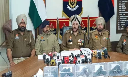 Amritsar में पिस्तौल, हेरोइन और 11.9 लाख रुपये की ड्रग मनी के साथ पांच लोग गिरफ्तार Amritsar में पिस्तौल, हेरोइन और 11.9 लाख रुपये की ड्रग मनी के साथ पांच लोग गिरफ्तार