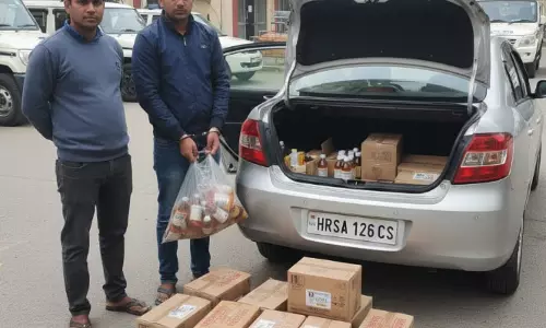 कार से 126 लीटर कोडीन युक्त कफ सिरप बरामद, दो तस्कर गिरफ्तार