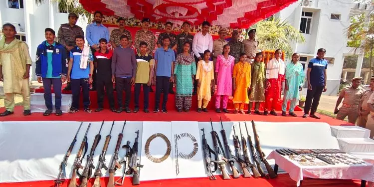 Odisha: रायगढ़ में 15 माओवादियों ने आत्मसमर्पण किया Odisha: रायगढ़ में 15 माओवादियों ने आत्मसमर्पण किया