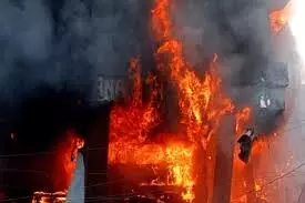 Shahdol : चलती लग्जरी कार में लगी भीषण आग, टला बड़ा हादसा Shahdol : चलती लग्जरी कार में लगी भीषण आग, टला बड़ा हादसा