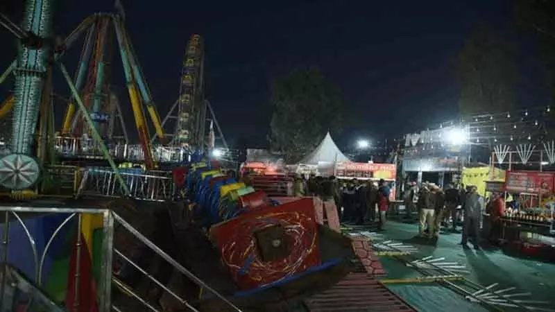 सूरजकुंड मेले में हादसा: झूला ऑपरेटर और सहायक गिरफ्तार, SIT जांच में जुटी सूरजकुंड मेले में हादसा: झूला ऑपरेटर और सहायक गिरफ्तार, SIT जांच में जुटी