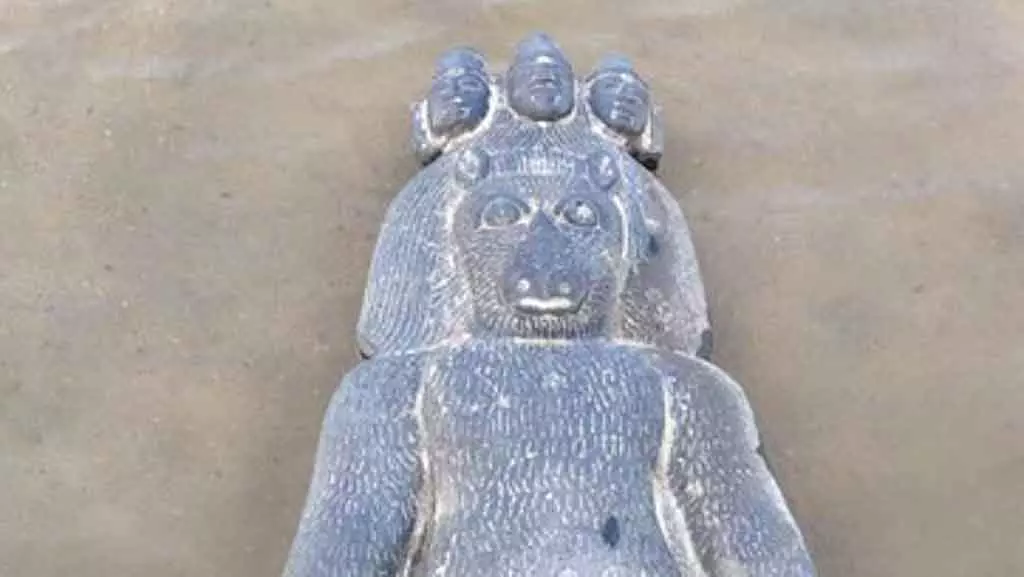 Tiruvallur के पास कूवम नदी में 3 पत्थर की मूर्तियाँ मिली Tiruvallur के पास कूवम नदी में 3 पत्थर की मूर्तियाँ मिली