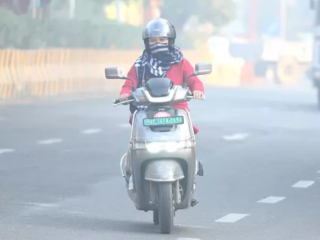 NCR में तेज हवाओं से हवा हुई साफ, कई इलाकों में एक्यूआई ऑरेंज और येलो जोन में पहुंचा NCR में तेज हवाओं से हवा हुई साफ, कई इलाकों में एक्यूआई ऑरेंज और येलो जोन में पहुंचा