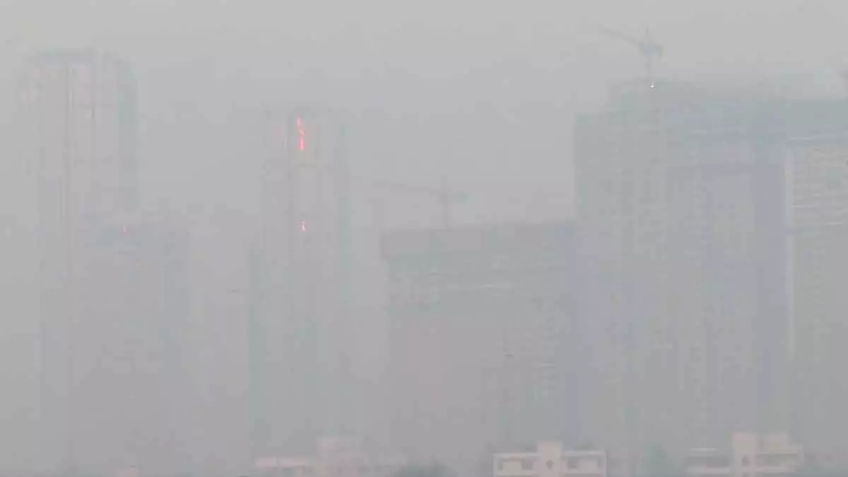 Mumbai : कई इलाकों में AQI के गंभीर कैटेगरी में जाने से स्मॉग वापस लौटा Mumbai : कई इलाकों में AQI के गंभीर कैटेगरी में जाने से स्मॉग वापस लौटा