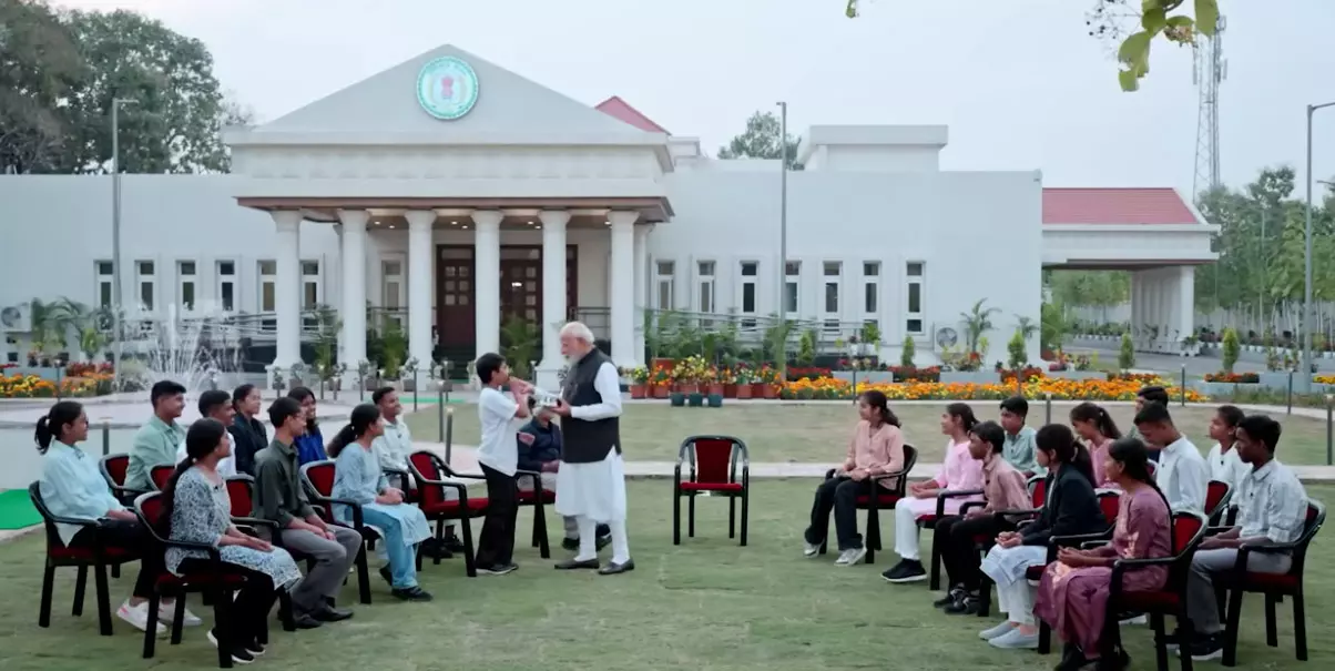 PM मोदी के लिए खुरमी-ठेठरी लेकर पहुंचे थे CG स्टूडेंट, ParikshaPeCharcha26 Episode 2 देखिए PM मोदी के लिए खुरमी-ठेठरी लेकर पहुंचे थे CG स्टूडेंट, ParikshaPeCharcha26 Episode 2 देखिए