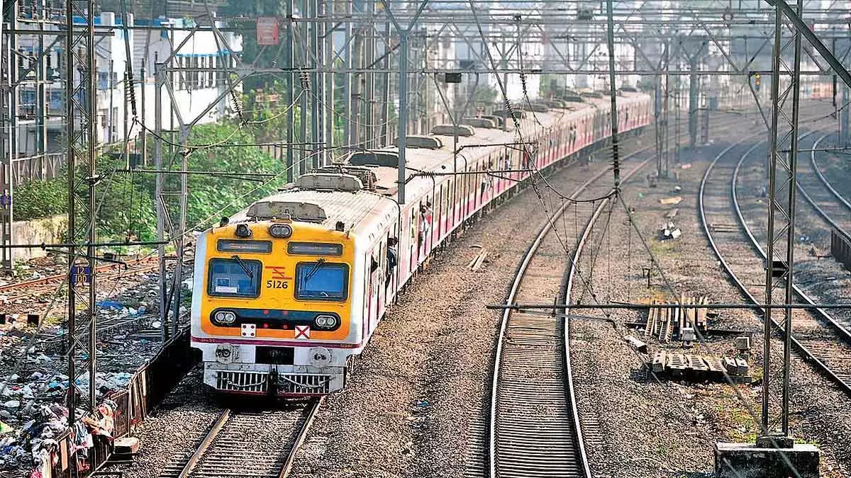 GRP ने उपनगरीय ट्रेनों में फटका गैंग के खतरे को रोकने के लिए सुरक्षा कड़ी कर दी GRP ने उपनगरीय ट्रेनों में फटका गैंग के खतरे को रोकने के लिए सुरक्षा कड़ी कर दी
