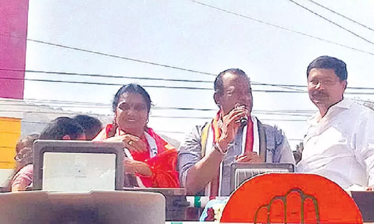 कांग्रेस विकास और कल्याण को आगे बढ़ा रही है: Komatireddy कांग्रेस विकास और कल्याण को आगे बढ़ा रही है: Komatireddy
