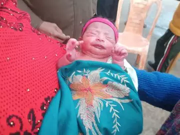Barabanki: मानवता की मिसाल बनी पुलिस, नवजात को पहुंचाया अस्पताल Barabanki: मानवता की मिसाल बनी पुलिस, नवजात को पहुंचाया अस्पताल