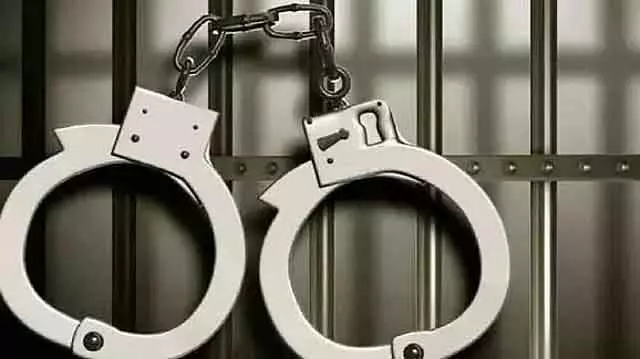 Bengaluru : एयरपोर्ट पर दो यात्री गिरफ्तार, 2 करोड़ का गांजा ज़ब्त Bengaluru : एयरपोर्ट पर दो यात्री गिरफ्तार, 2 करोड़ का गांजा ज़ब्त