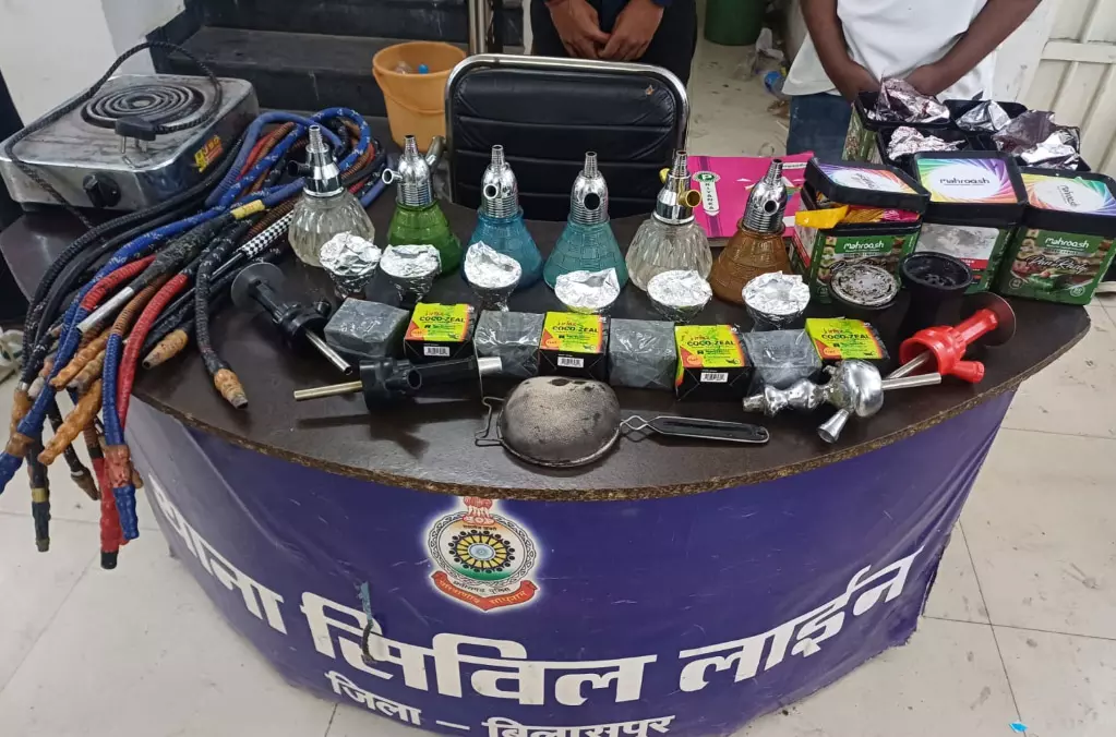 हुक्काबार को पुलिस ने किया सील, छापेमारी से बड़ी मात्रा में प्रतिबंधित सामग्री जब्त हुक्काबार को पुलिस ने किया सील, छापेमारी से बड़ी मात्रा में प्रतिबंधित सामग्री जब्त