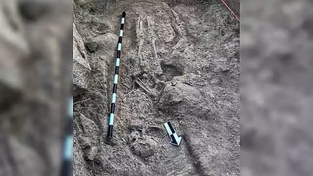 Bellary : टेक्कलकोट में खुदाई के दौरान इंसानी कंकाल मिला Bellary : टेक्कलकोट में खुदाई के दौरान इंसानी कंकाल मिला