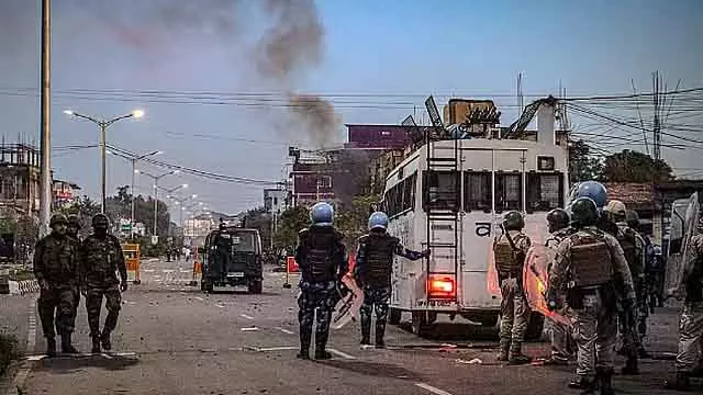 Manipur में फिर हिंसा भड़की: आदिवासी समूहों के बीच झड़पें तेज़ हुई Manipur में फिर हिंसा भड़की: आदिवासी समूहों के बीच झड़पें तेज़ हुई