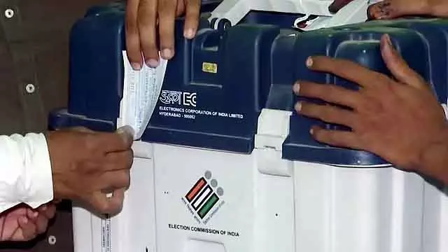 Maharashtra : सोलापुर में एक कार में 2 EVM मिली दुरुपयोग का आरोप लगा Maharashtra : सोलापुर में एक कार में 2 EVM मिली दुरुपयोग का आरोप लगा