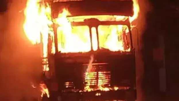 kerala: पालक्काड सड़क हादसा: ट्रक में आग लगते ही ड्राइवर ने कूदकर बचाई जान kerala: पालक्काड सड़क हादसा: ट्रक में आग लगते ही ड्राइवर ने कूदकर बचाई जान